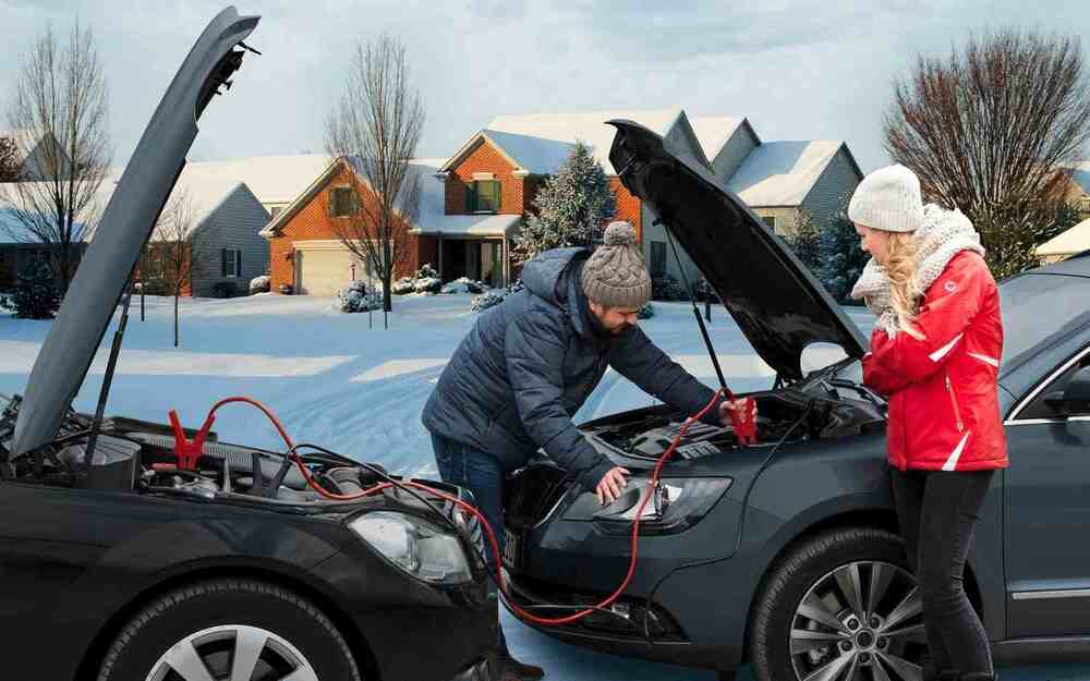 Прикурить автомобиль — это временный способ запуска автомобиля с разряженным аккумулятором, при котором подключаются кабели к заряженному аккумулятору другого автомобиля.